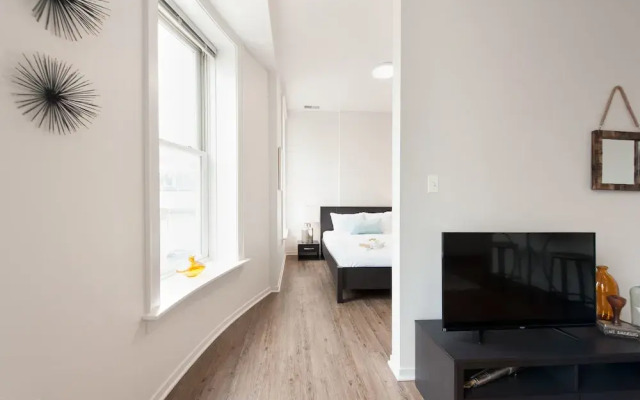 Classic South Loop Suites by Sonder