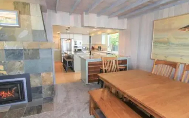 The Perch - 4 Br home by RedAwning