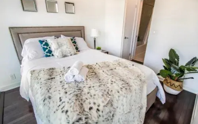 MiCasa Suites - Stylish Condo by Eaton Centre and Yorkville