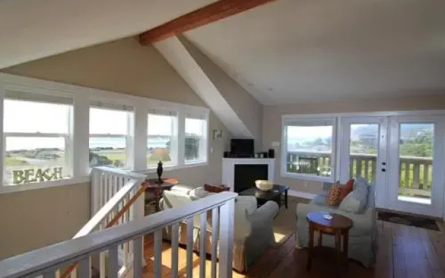 Maggie's Place - 4 Br home by RedAwning