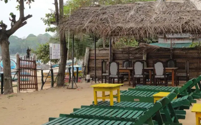 Deans Beach Hotel