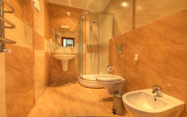 Tavel Hotel & SPA