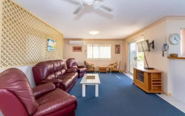 Stylish Unit Opposite Foreshore - Sylvan Beach Esp, Bellara