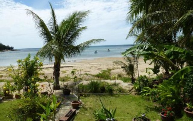 Baan Sanom Beach Bungalow