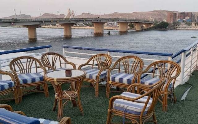 Queen isis floating hotel in minya