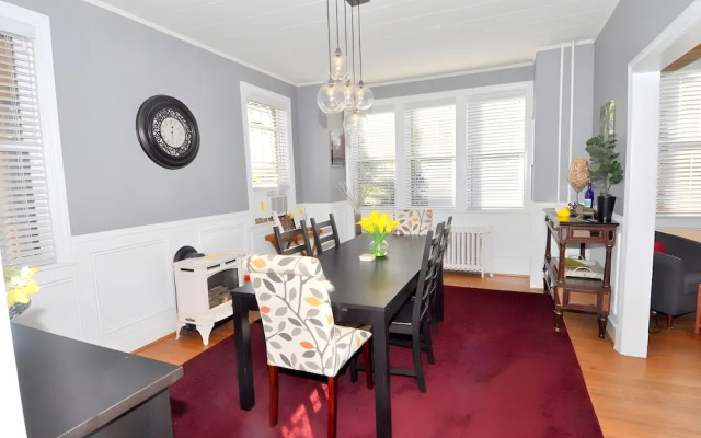 Aunt Beas Bungalow - Right in Town!