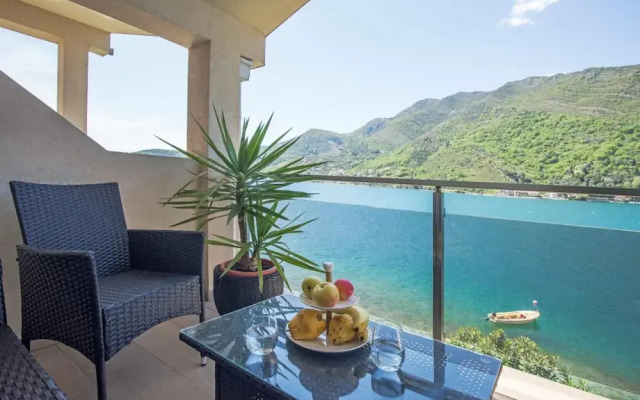 Studio Flat With View Near Beach in Tivat