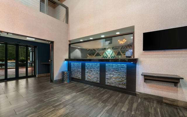 Best Western Bradbury Inn & Suites