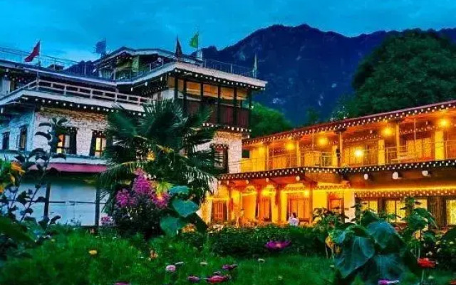 Danba yunshangzangjia Resdrt Hotel