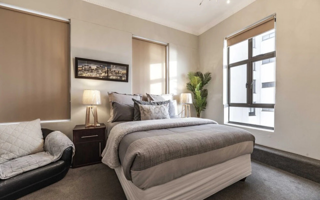 504 Knightsbridge Mansions