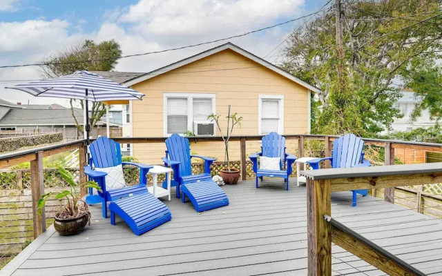 Walk to Beach: Galveston Home w/ Fenced Yard!