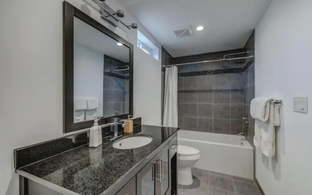 The Elm, 4 Bed Bungalow with Backyard and Firepit