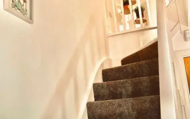 Modern townhouse, Sleeps 4 with parking