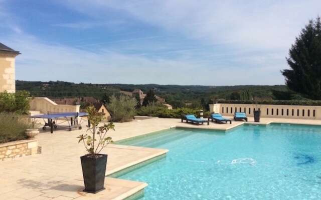 Lavish Villa on An Exclusive Estate in Liorac-Sur-Louyre with Pool