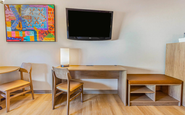 Days Inn & Suites by Wyndham West Edmonton