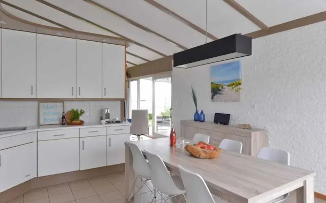 Modern Furnished Detached Bungalow, Located on the Marina