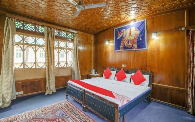 New Maharaja Palace Group of Houseboat's