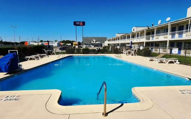 Motel 6 Webster, TX - Houston - Nasa Lake