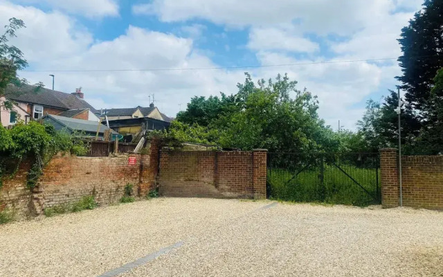 2 Bed Town Centre Free Park Wi-Fi Garden