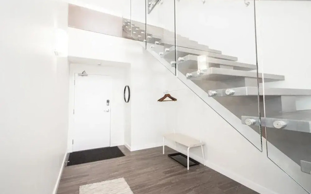 Spectacular 2bedroom and 2bath Penthouse With Parking