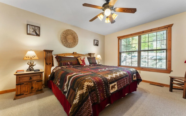 Whispering Woods Lodge - Sleeps 6 2 Bedroom Home by RedAwning