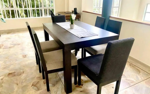 Casa con parking y terraza en sector exclusivo