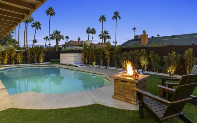 Valley View Chic Home w Backyard Oasis