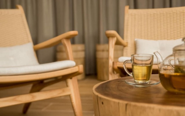Almond hotel