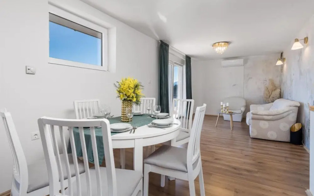 Awesome Home in Bregi With Jacuzzi, Wifi and 4 Bedrooms