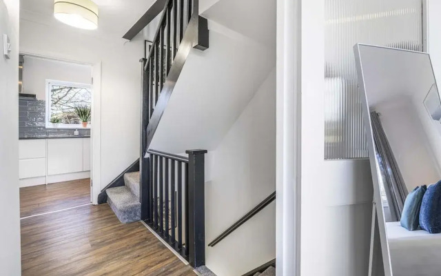 Elegant 4BR House Near City Centre Angus Suites