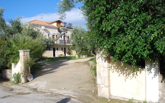 Kavos Psarou Studios and Apartments