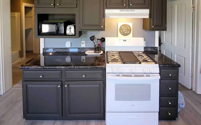 Manistee House w/ Deck: 1/2 Mi to Riverwalk!