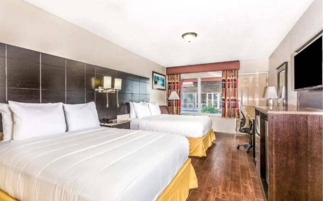 Econo Lodge Inn & Suites