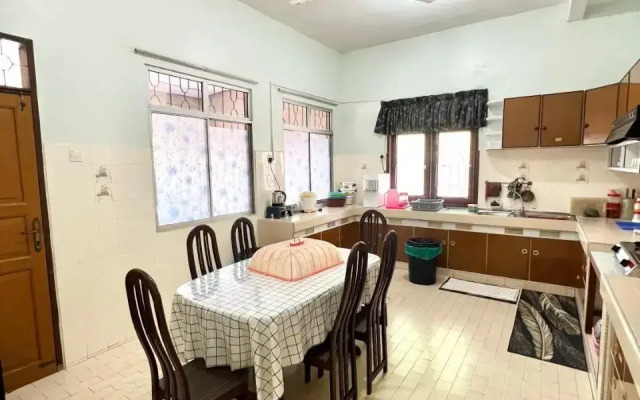 Teratai Homestay Batu Buruk