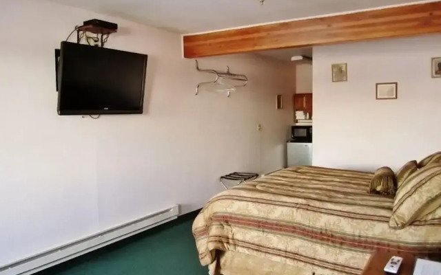 Going-To-The-Sun Inn & Suites