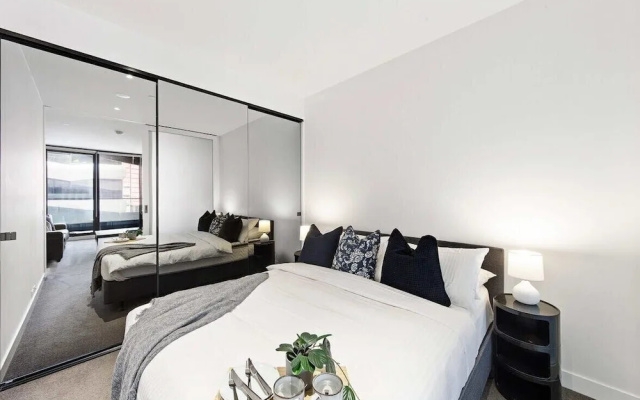 A Lovely 2BR Apt Near Victoria Market, City Views – Guest Rooms – Melbourne