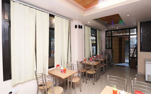 OYO 28173 Hotel Reeva