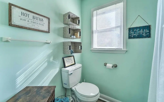Charming Wilmington Home w/ Screened-in Porch