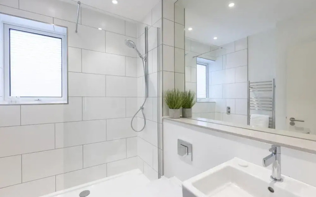 Luxury 2 Bed 2 Bath Apartment in Bath City