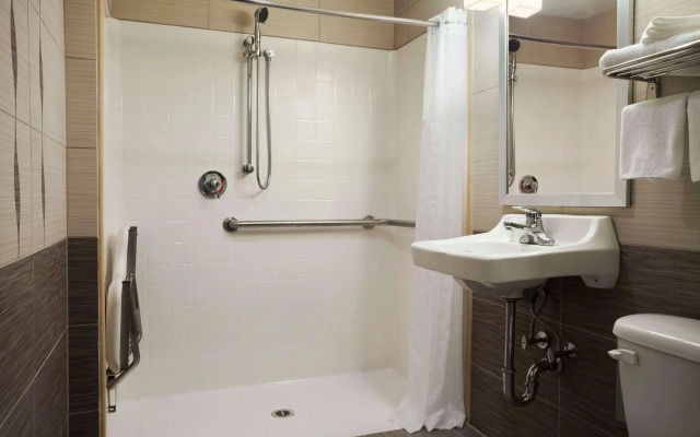 Super 8 By Wyndham Bronx