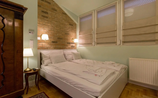 Roland Apartments