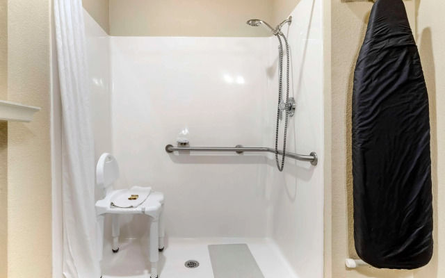 Best Western Plus Crown Colony Inn & Suites