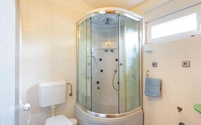 Modern Holiday Home in Mandre with Barbeque