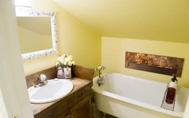 Jordan Village Guest Manor B&B & Niagara Weddings by Sheldon & Judy