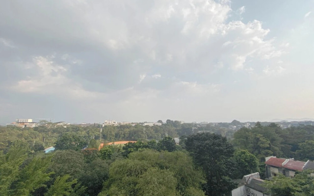 Spacious 1Br With Extra Room At Dago Suites Apartment
