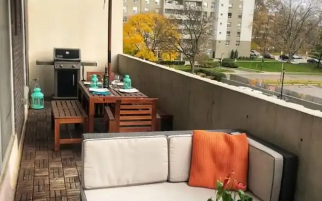 Spacious Family Condo In Swansea, Toronto