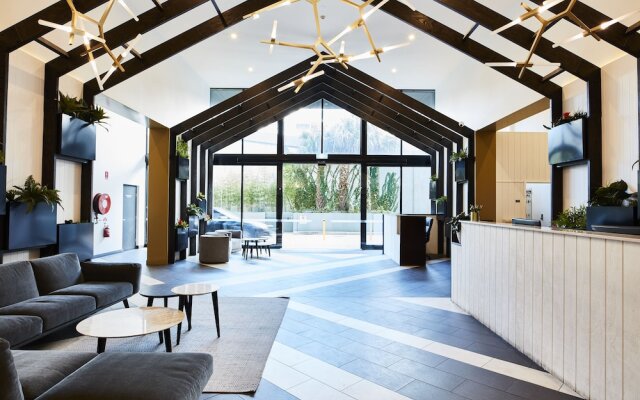 Sleek Arthouse Apartment With Pool Close to City
