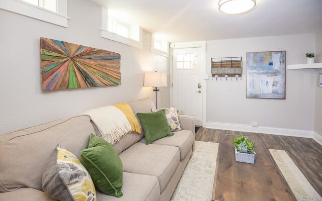 Cozy Retreat | Walk to Unc | Free Cruiser Bikes