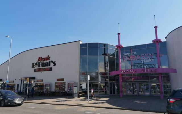 Beach Apartment - Sleeps 4, Garden & Parking