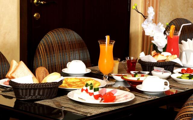 Queen's Suite Hotel